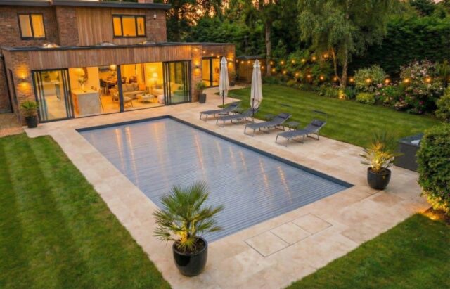 Covering a swimming pool with a slatted automatic security cover.